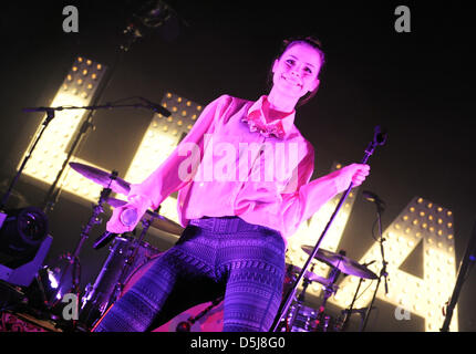 Sängerin Lena Meyer-Landrut steht auf der Bühne im Theaterhaus in Stuttgart, Deutschland, 2. April 2013. Das Konzert in Stuttgart startete Lenas "Niemand kann fangen wir" Deutschland-Tournee. Foto: Daniel Bockwoldt Stockfoto