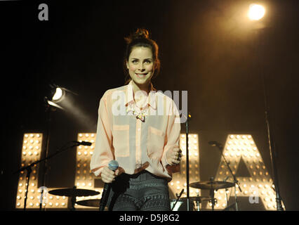 Sängerin Lena Meyer-Landrut steht auf der Bühne im Theaterhaus in Stuttgart, Deutschland, 2. April 2013. Das Konzert in Stuttgart startete Lenas "Niemand kann fangen wir" Deutschland-Tournee. Foto: Daniel Bockwoldt Stockfoto