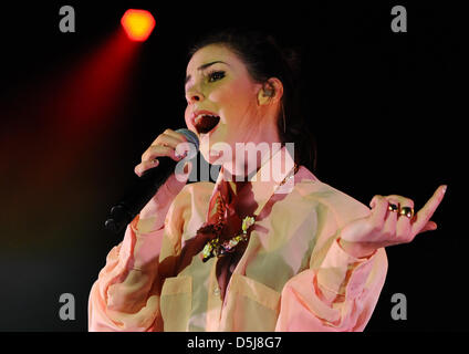 Sängerin Lena Meyer-Landrut steht auf der Bühne im Theaterhaus in Stuttgart, Deutschland, 2. April 2013. Das Konzert in Stuttgart startete Lenas "Niemand kann fangen wir" Deutschland-Tournee. Foto: Daniel Bockwoldt Stockfoto