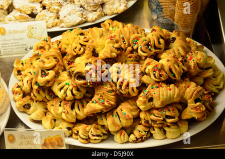 Süßigkeiten in einer Bäckerei in der historischen Bergdorf von Erice, Italien. Stockfoto