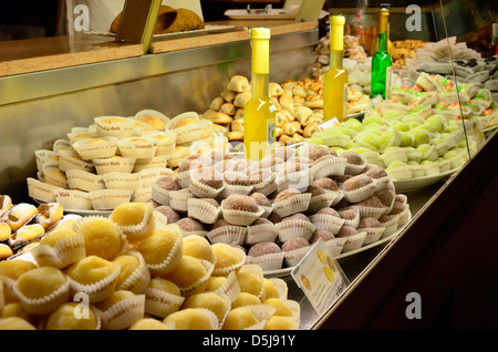 Süßigkeiten in einer Bäckerei in der historischen Bergdorf von Erice, Italien. Stockfoto