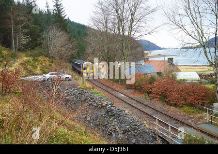 ScotRail Zug auf der Seite des Loch Carron, auf die Inverness, Kyle Line, North West Highland Scotland Stockfoto