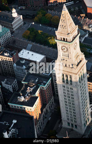 Antenne des Boston Harbor Area mit Schwerpunkt auf Leonard P. Zakim Bunker Hill Memorial Bridge, Boston, MA Stockfoto