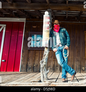 Süd-WEST - ein Cowboy braucht Zeit um sich auszuruhen und zu reflektieren. Stockfoto