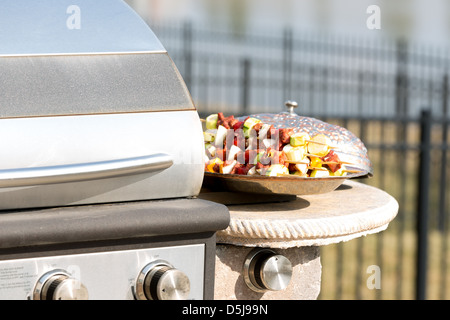 Fleisch und Gemüse Kebab neben Grill gegrillt wird warten. Stockfoto