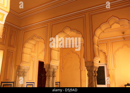 Komplizierte gewölbte Struktur im Inneren Hawa Mahal Palast des Windes Jaipur Rajasthan Indien Stockfoto