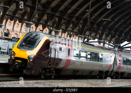 Klasse 220 Voyager Personenzug im CrossCountry Livree warten auf eine Plattform am Bahnhof von York, England. Stockfoto