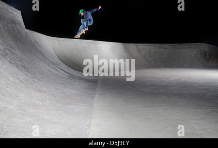 Eine Skater fährt in der Nacht in Saughtons im freien Betonskatepark Stockfoto