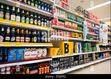 Bier zu kaufen in einem Supermarkt, UK. Stockfoto