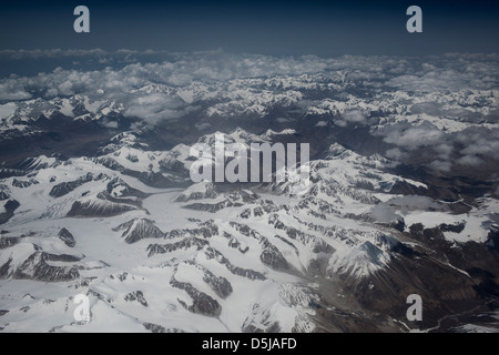 Luftbild mit Blick auf China aus dem Fenster eines Flugzeugs Stockfoto