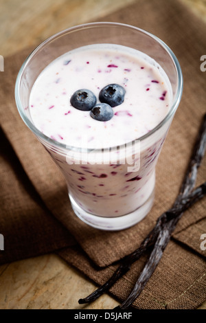 Zwei Heidelbeere Smoothies mit frischen Beeren im Glas Stockfoto