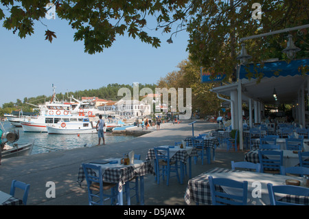 Griechische Insel September Resaurant Taverne direkt am Wasser mit Blick auf den alten Hafen in Limenas Thassos Stadt Stockfoto