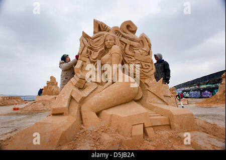 Brighton, UK. 3. April 2013. Brighton Sand Sculpture Festival 2013: Beyonce, Bildhauer Barney Trattles aus London, und Michel de Kok, aus den Niederlanden. Bildnachweis: Andrew Hasson / Alamy Live News Stockfoto