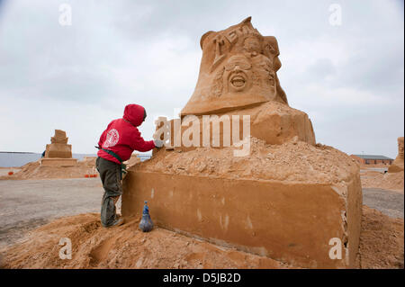 Brighton, UK. 3. April 2013. Brighton Sand Skulptur Festival 2013: Metallica. Bildnachweis: Andrew Hasson / Alamy Live News Stockfoto