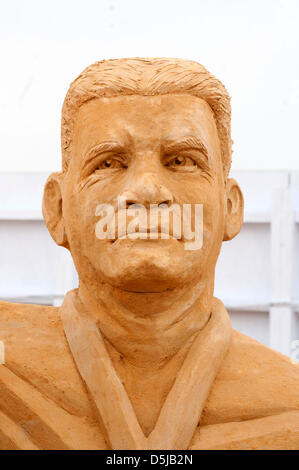 Brighton, UK. 3. April 2013. Brighton Sand Skulptur Festival 2013: Simon Cowell. Bildnachweis: Andrew Hasson / Alamy Live News Stockfoto