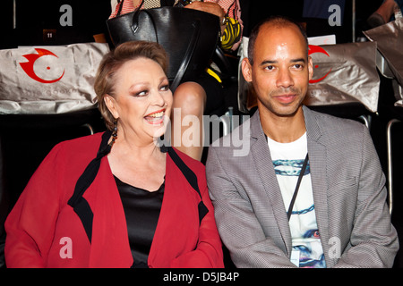 Barbara Schoene und Ibrahim Lopez bei Mercedes-Benz Fashion Week Berlin Frühjahr/Sommer Anja Gockel Front Row Mode Stockfoto