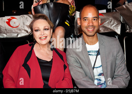 Barbara Schoene und Ibrahim Lopez bei Mercedes-Benz Fashion Week Berlin Frühjahr/Sommer Anja Gockel Front Row Mode Stockfoto