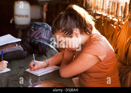 Madagaskar, Betrieb Wallacea, Matsedroy Feld Studienlager, Schülerinnen und Schüler studieren Stockfoto