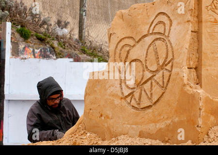 Brighton, UK. 3. April 2013. Brighton Sand Sculpture Festival 2013: Radiohead-Logo. Bildnachweis: Andrew Hasson / Alamy Live News Stockfoto