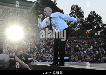 Der Graf Ufer aka Bernd Heinrich Graf von Unheilig, die live am Fluss Elbe im Rahmen der Veranstaltung "Filmnaechte am Elbufer". Stockfoto