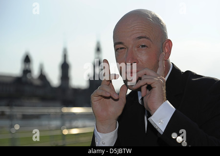 Der Graf aka Bernd Heinrich Graf von Unheilig posiert für Fotos vor der Skyline von Dresden. Dresden, Deutschland - 07.07.2011 Stockfoto