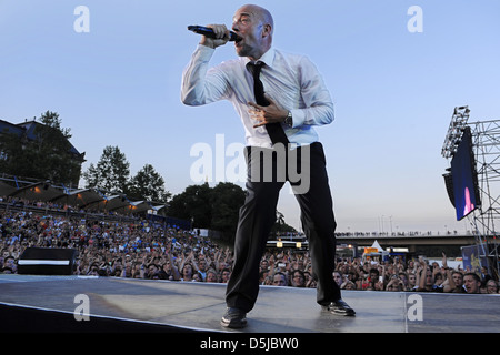 Der Graf Ufer aka Bernd Heinrich Graf von Unheilig, die live am Fluss Elbe im Rahmen der Veranstaltung "Filmnaechte am Elbufer". Stockfoto