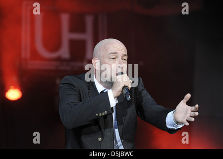 Der Graf Ufer aka Bernd Heinrich Graf von Unheilig, die live am Fluss Elbe im Rahmen der Veranstaltung "Filmnaechte am Elbufer". Stockfoto