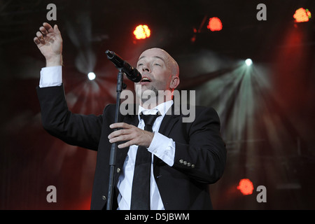 Der Graf Ufer aka Bernd Heinrich Graf von Unheilig, die live am Fluss Elbe im Rahmen der Veranstaltung "Filmnaechte am Elbufer". Stockfoto