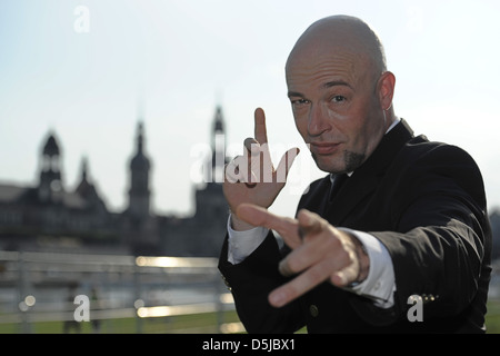 Der Graf aka Bernd Heinrich Graf von Unheilig posiert für Fotos vor der Skyline von Dresden. Dresden, Deutschland - 07.07.2011 Stockfoto