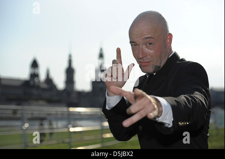 Der Graf aka Bernd Heinrich Graf von Unheilig posiert für Fotos vor der Skyline von Dresden. Dresden, Deutschland - 07.07.2011 Stockfoto