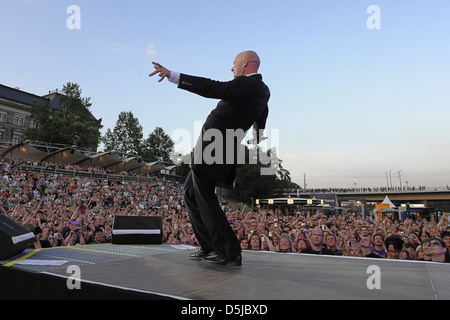 Der Graf Ufer aka Bernd Heinrich Graf von Unheilig, die live am Fluss Elbe im Rahmen der Veranstaltung "Filmnaechte am Elbufer". Stockfoto