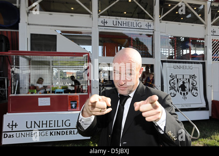 Der Graf aka Bernd Heinrich Graf von Unheilig posiert für Fotos außerhalb Unheiliges Kinderland. Dresden, Deutschland - 07.07.2011 Stockfoto