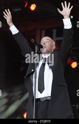 Der Graf Ufer aka Bernd Heinrich Graf von Unheilig, die live am Fluss Elbe im Rahmen der Veranstaltung "Filmnaechte am Elbufer". Stockfoto