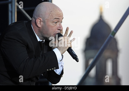 Der Graf Ufer aka Bernd Heinrich Graf von Unheilig, die live am Fluss Elbe im Rahmen der Veranstaltung "Filmnaechte am Elbufer". Stockfoto