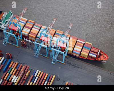 Containerschiff laden am Liverpool Docks, Bootle, Merseyside, North West England UK Stockfoto