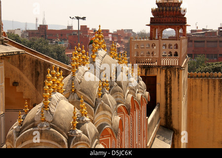 Gewölbte Vordächer, kannelierte Säulen, Lotus und floralen Mustern der Hawa Mahal oder Palast der Winde in Jaipur Rajasthan Indien Stockfoto