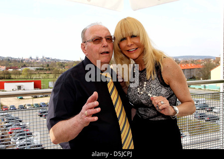 Franz Stegner und Dolly Buster bei BEKO BBL-Cup-Finale der Basketball-match zwischen Brose Baskets Bamberg und New Yorker Stockfoto