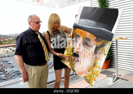 Franz Stegner und Dolly Buster präsentiert ihr Kunstwerk bei BEKO BBL-Cup-Finale der Basketball-match zwischen Brose Baskets Stockfoto