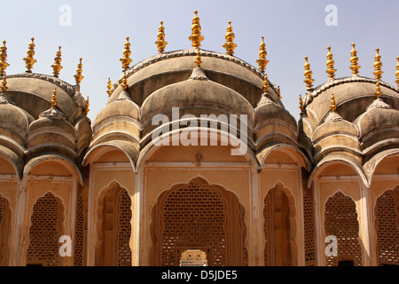 Gewölbte Vordächer, kannelierte Säulen, Lotus und floralen Mustern der Hawa Mahal oder Palast der Winde in Jaipur Rajasthan Indien Stockfoto