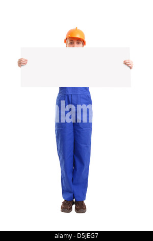 Weibliche Baumeister tragen blaue Overall und Helm holding leeres Blatt vor ihr - auf weißem Hintergrund Stockfoto