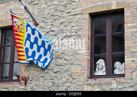 Fenster über die Rossi Alabaster-Fabrik und Geschäft in Volterra, Italien Stockfoto