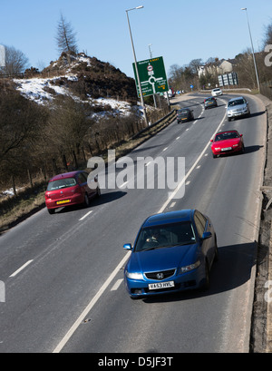 Verkehr auf die drei Spur Köpfe der Täler-Straße durch die Schlucht Clydach bei Brynmawr, Wales, UK Stockfoto