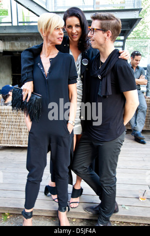 Daniela Biesenbach Minu Barati-Fischer und Gast bei FIRMA Fashion show im Club Berghain während der Mercedes-Benz Fashion Week Stockfoto