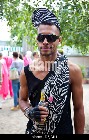 Gast bei FIRMA Fashion Show im Club Berghain während der Mercedes-Benz Fashion Week Berlin Frühjahr/Sommer 2012. Berlin, Deutschland- Stockfoto