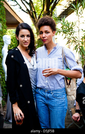 Minu Barati-Fischer und Gast bei FIRMA Fashion show im Club Berghain während Mercedes-Benz Fashion Week Berlin Frühjahr/Sommer Stockfoto