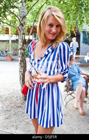 Gast bei FIRMA Fashion Show im Club Berghain während der Mercedes-Benz Fashion Week Berlin Frühjahr/Sommer 2012. Berlin, Deutschland- Stockfoto