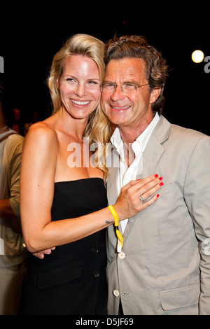 Florian Langenscheidt und Freundin Miriam Friedrich auf der Mercedes-Benz Fashion Week Berlin Frühjahr/Sommer 2012 - Rena Lange Stockfoto