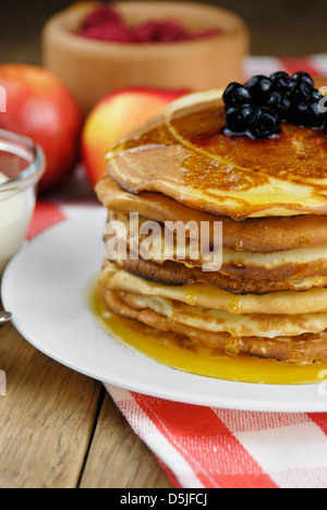 Stapel von Pfannkuchen in die weiße Platte auf dem Holztisch Stockfoto