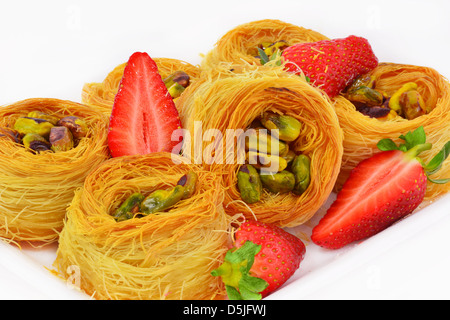 Traditionelle orientalische Süßspeise. Östlichen Süßigkeiten - Baklava mit Pistazien. Stockfoto