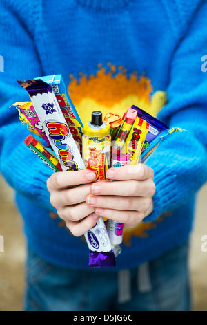 Jungen Hände halten verschiedene Kinder Retro-Süßigkeiten und Bonbons Stockfoto